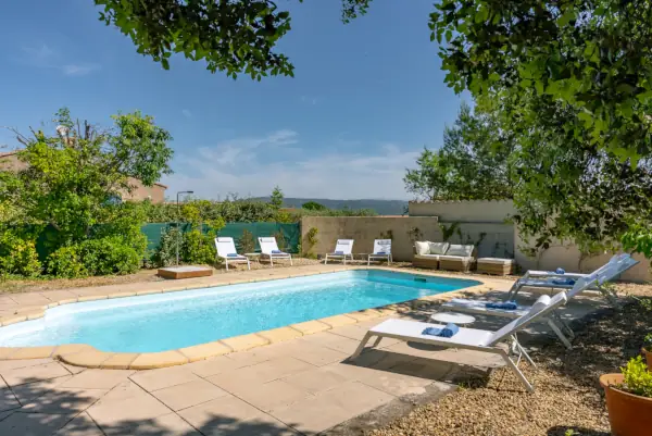 Piscine et terrasses ombragées